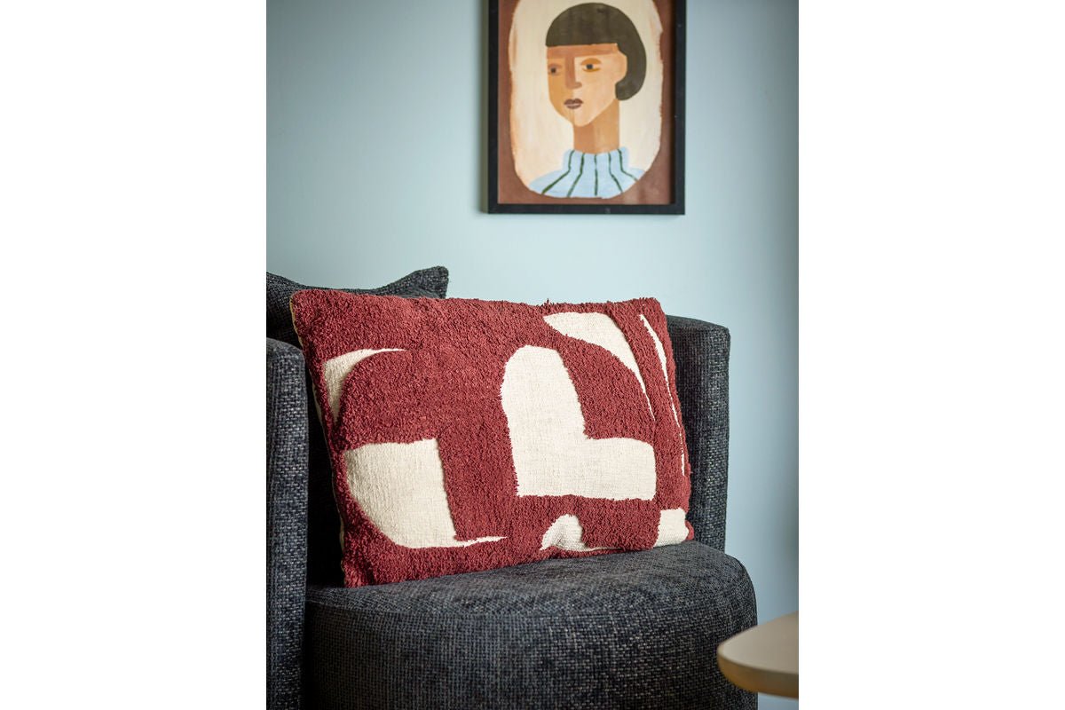 Sierkussen Cordoba – Abstract tufting-ontwerp in bordeauxrood