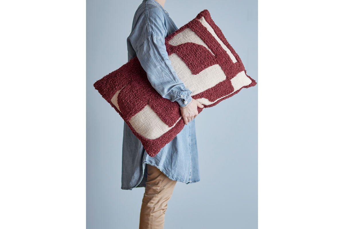 Sierkussen Cordoba – Abstract tufting-ontwerp in bordeauxrood