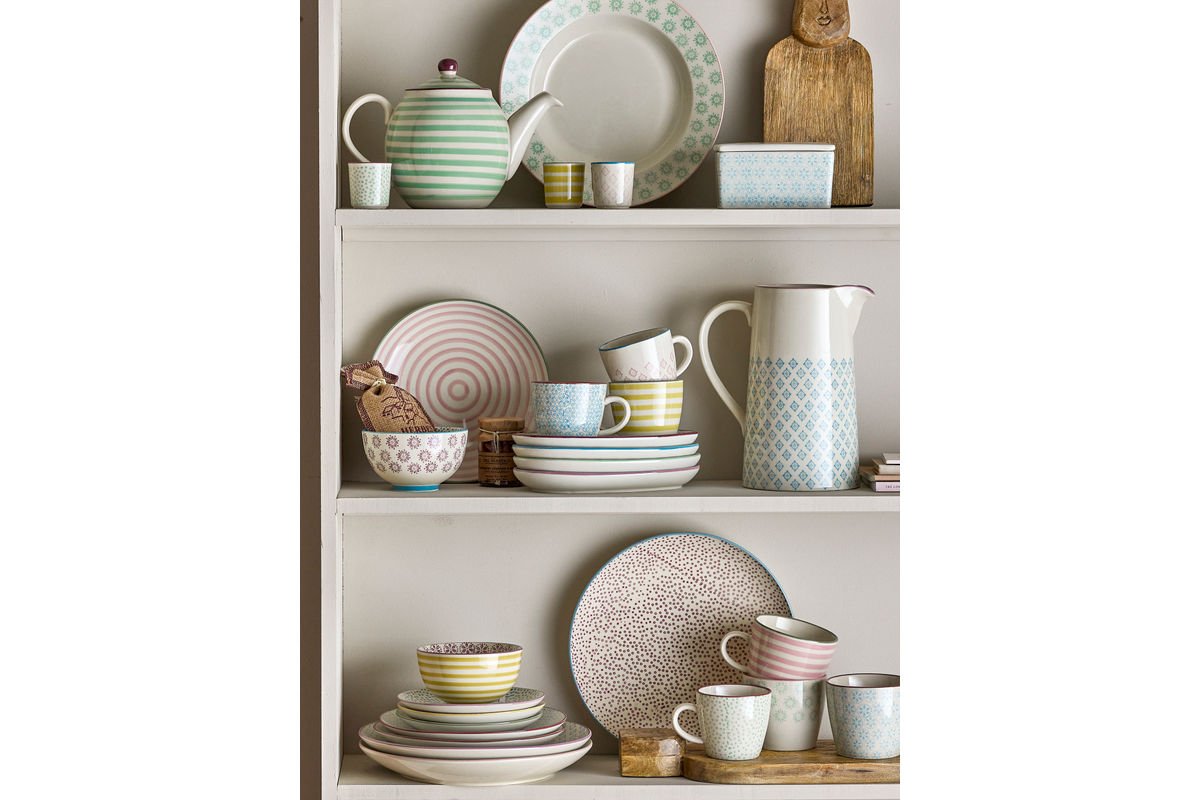 Krug Alvas – steengoed met zachte blauwtinten