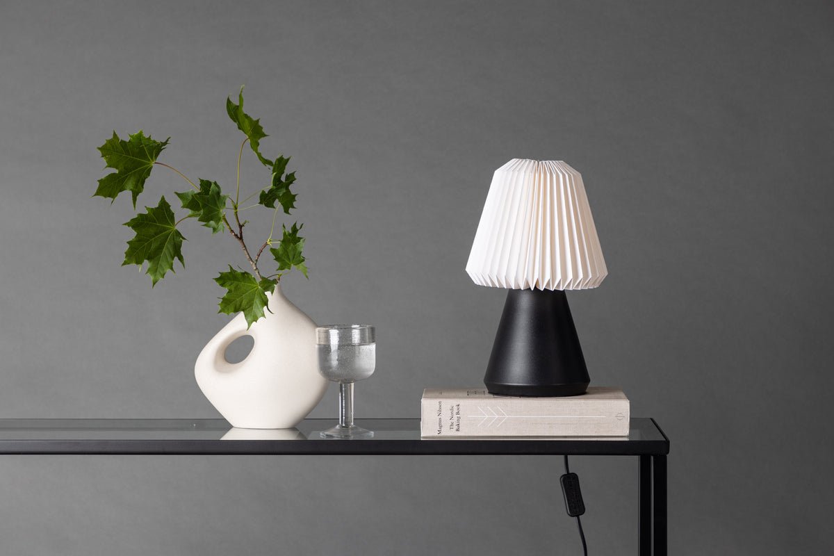 Tafellamp „Nordlys“ – Opvouwbare kap & kegelvormige houten voet in walnoot of Zwart