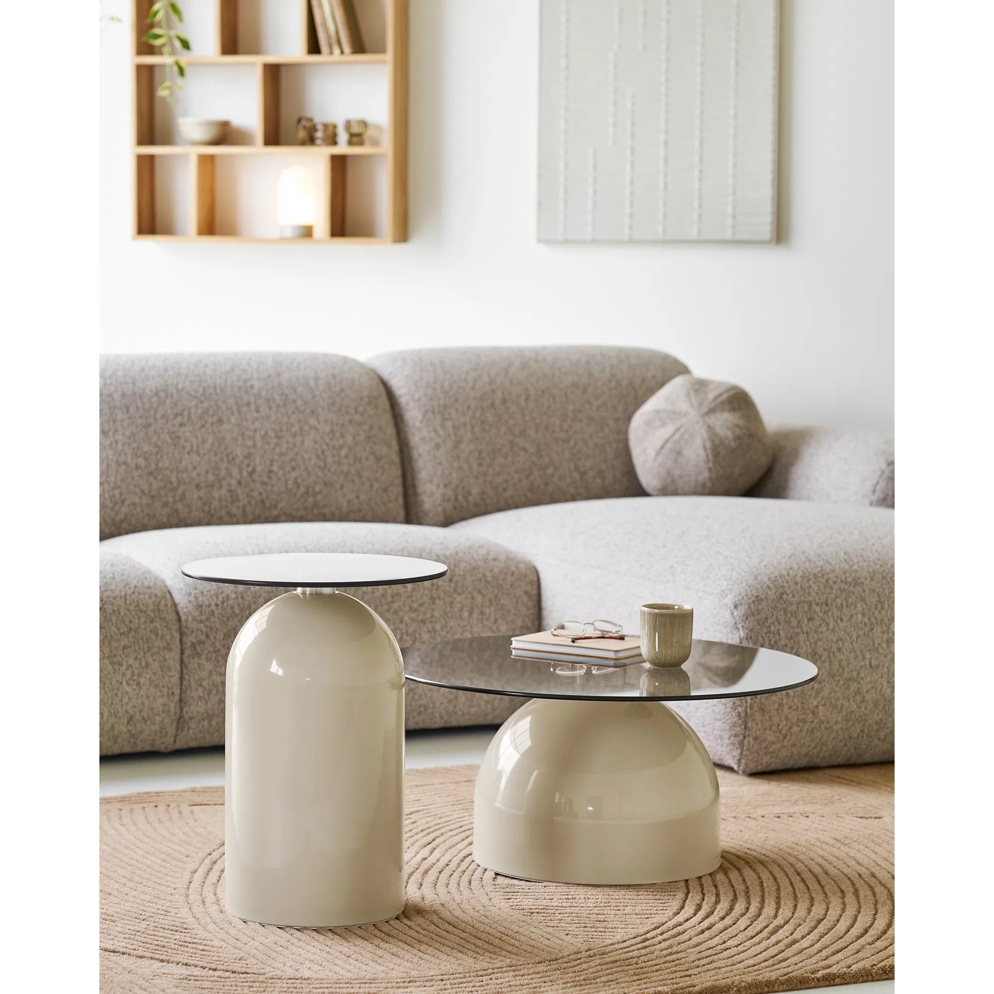 Salontafel Solvaira – met ronde glazen plaat en sculpturale metalen voet