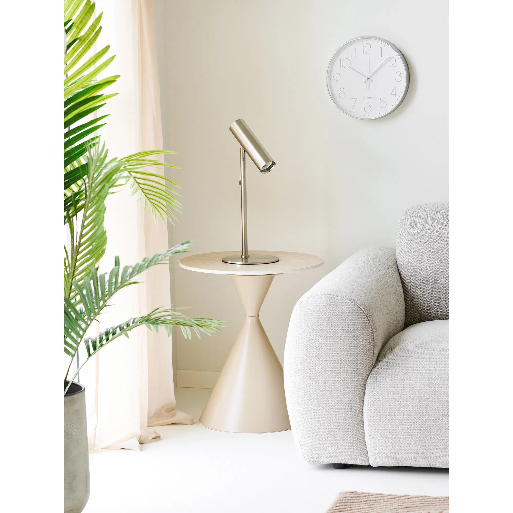 Bijzettafel Orlivia – van keramiek en staal