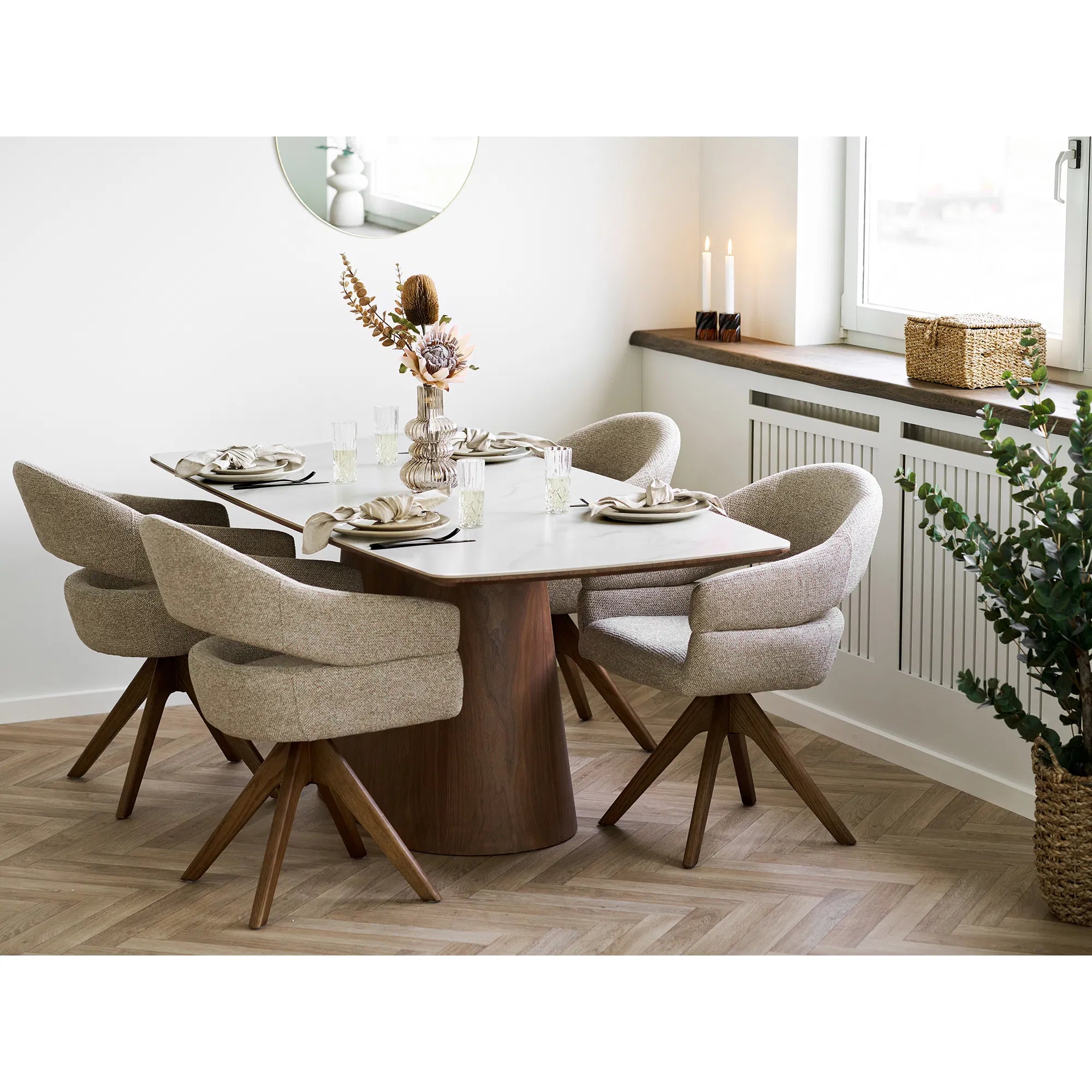 Eettafel Myrvika - donkerbruin hout met steenlook