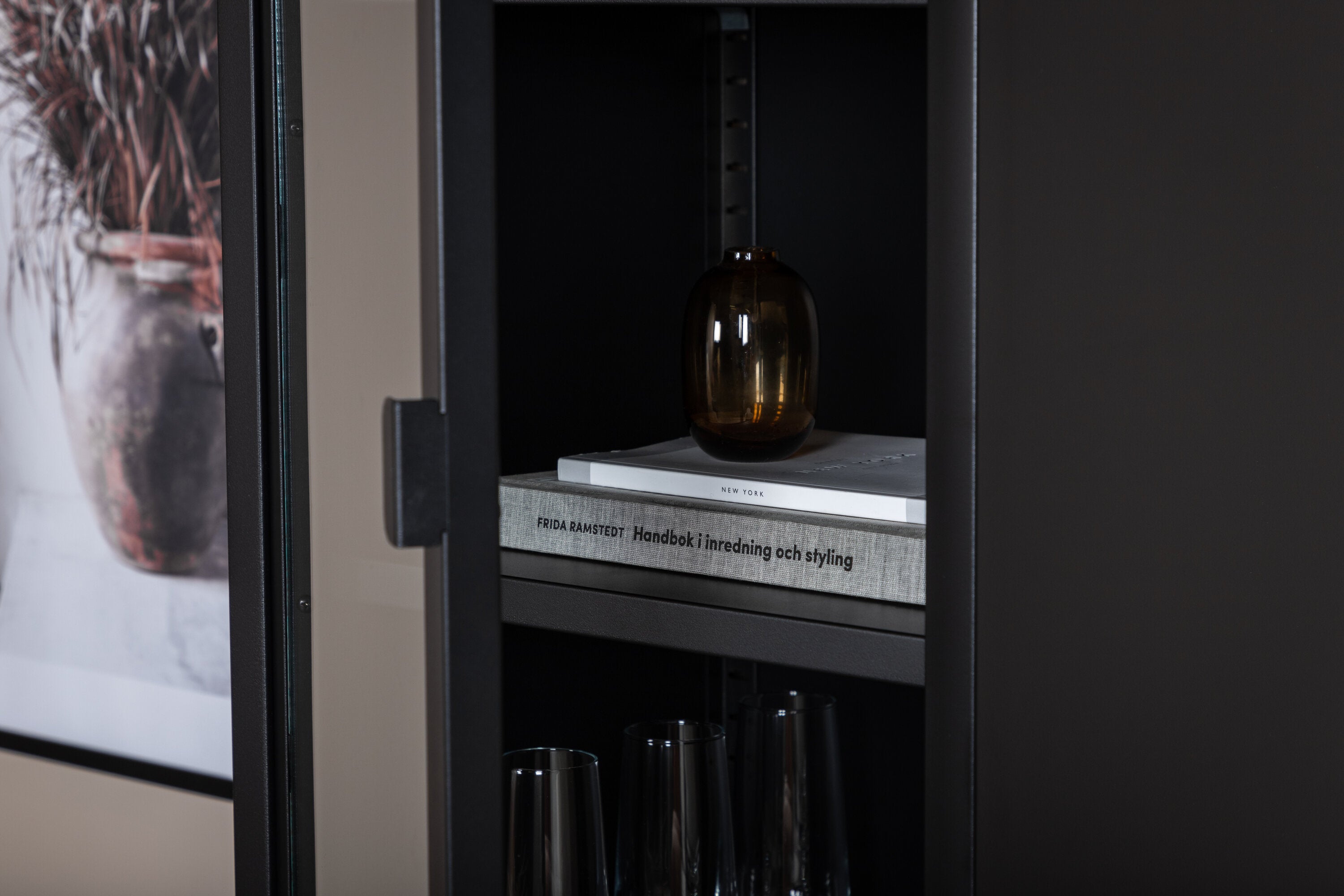 Vitrine Tero - in Zwart met glasfront