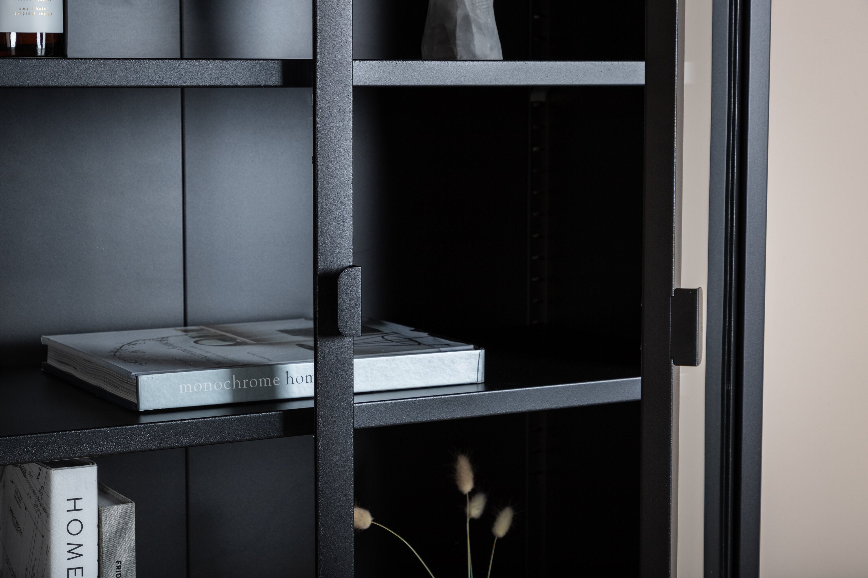 Vitrine Varda - in Zwart met glazen deuren