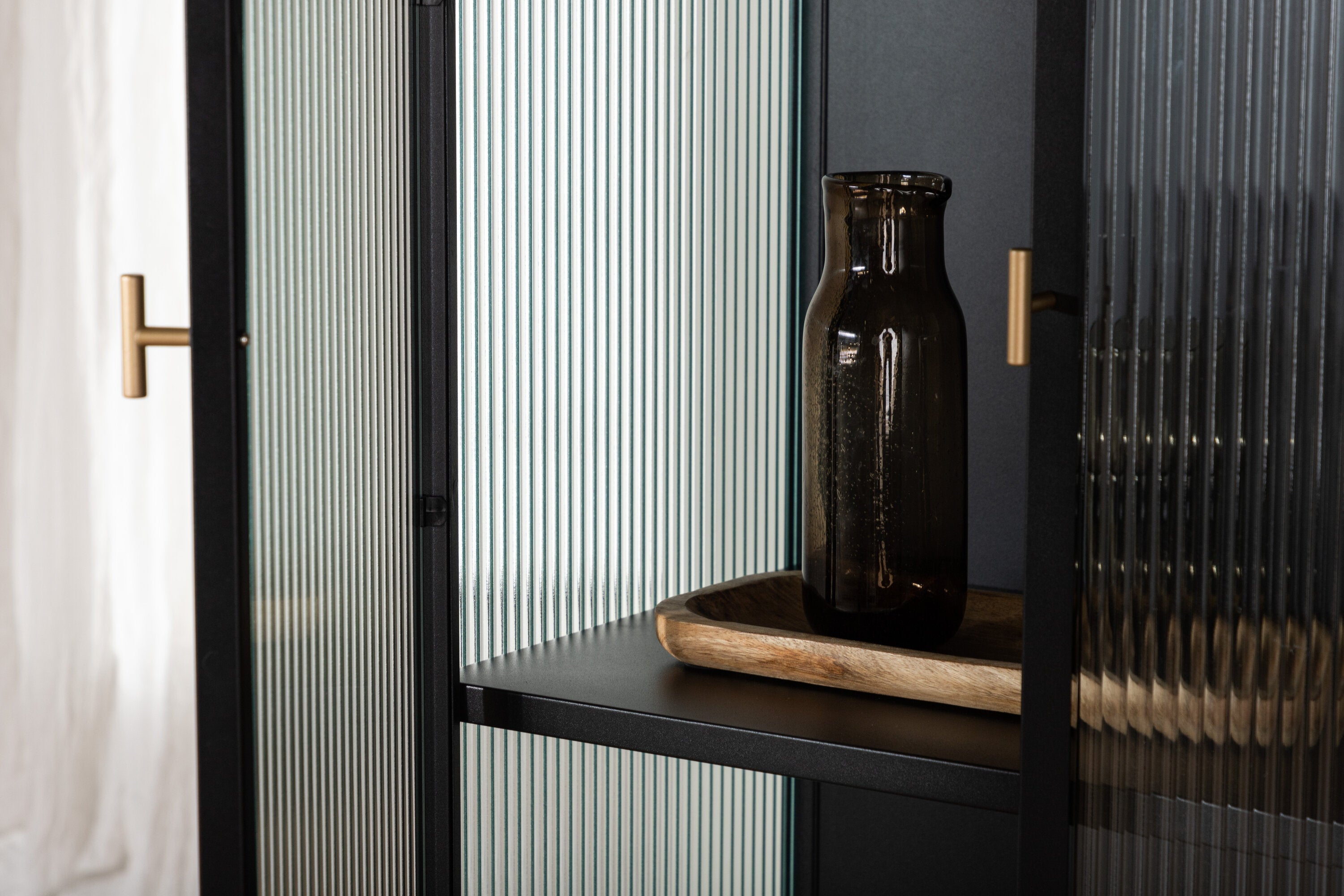 Vitrine Leonie - in Zwart met golfglas-uitstraling
