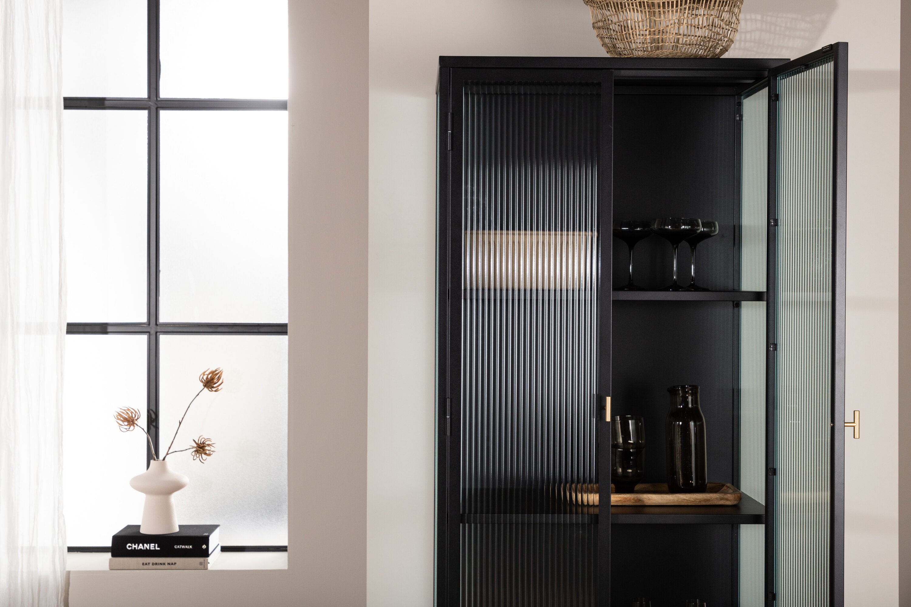 Vitrine Leonie - in Zwart met golfglas-uitstraling