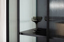Vitrine Leonie - in Zwart met golfglas-uitstraling