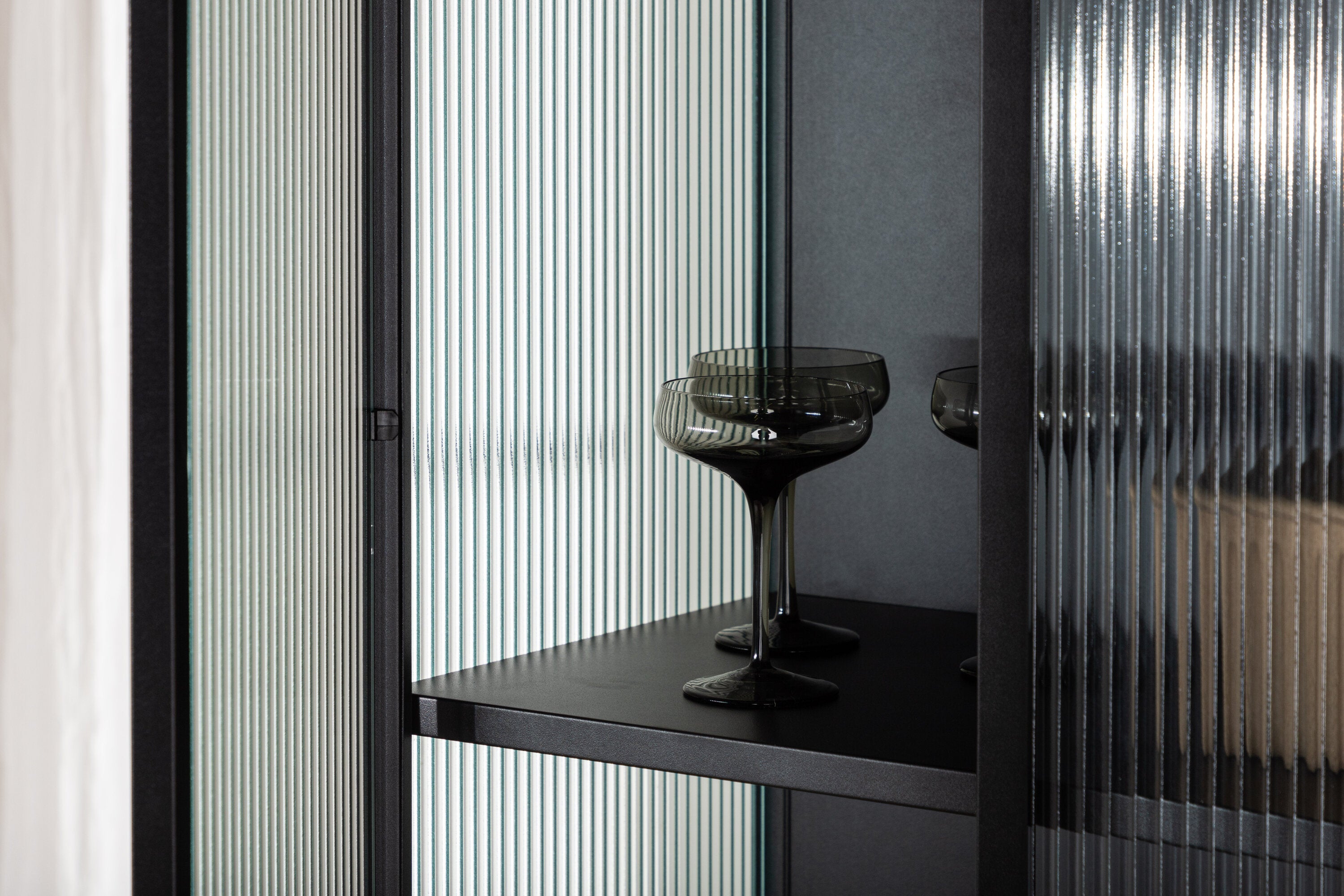 Vitrine Leonie - in Zwart met golfglas-uitstraling