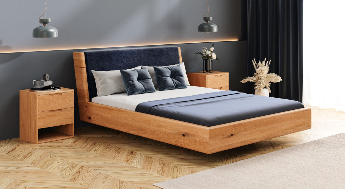 Designer houten bed Cassian van massief eiken in zwevende look