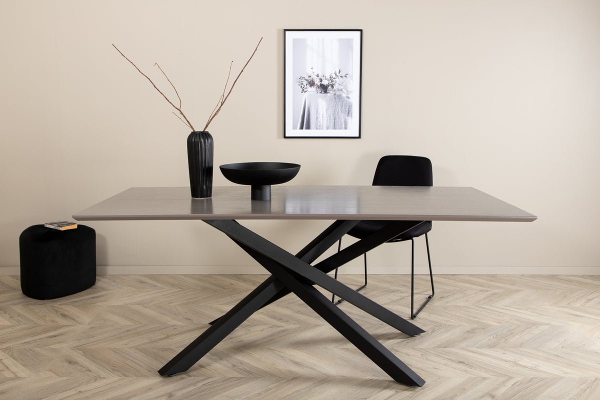 Eettafel Aoraki - met moderne elegantie en strakke lijnen