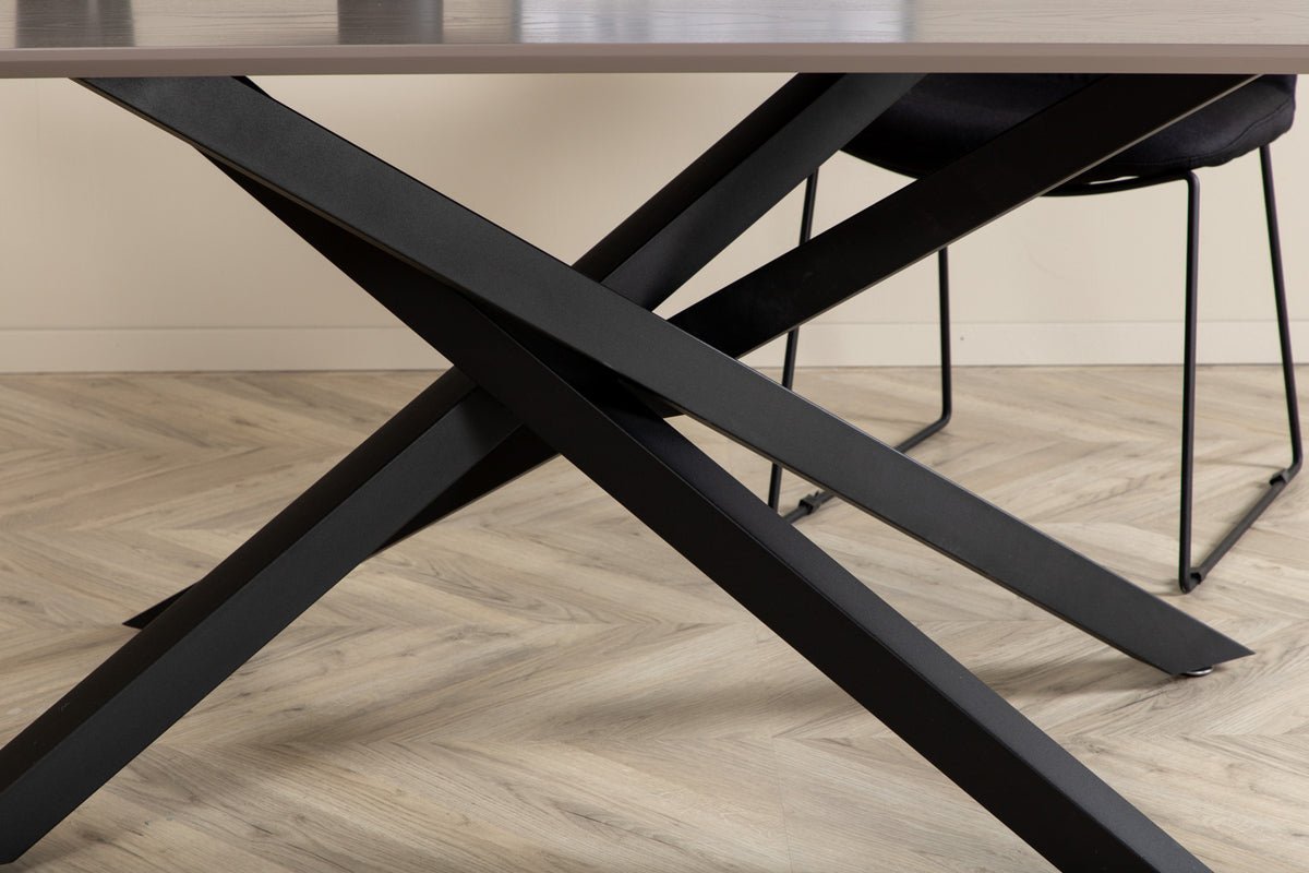 Eettafel Aoraki - met moderne elegantie en strakke lijnen