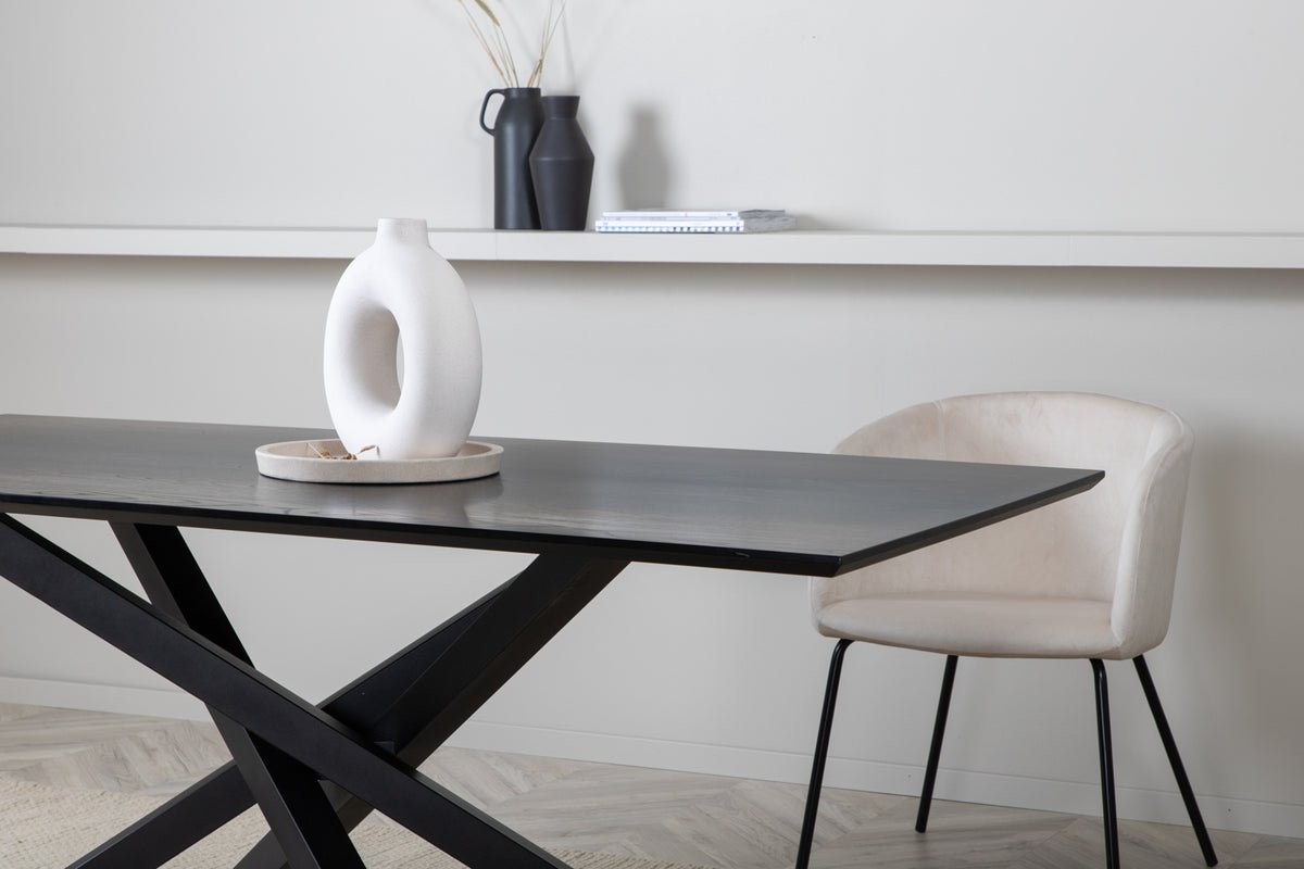 Eettafel Aoraki - met moderne elegantie en strakke lijnen