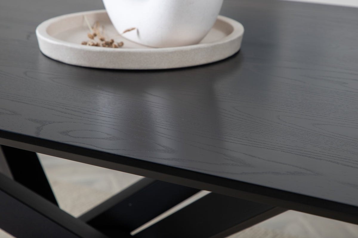 Eettafel Aoraki - met moderne elegantie en strakke lijnen