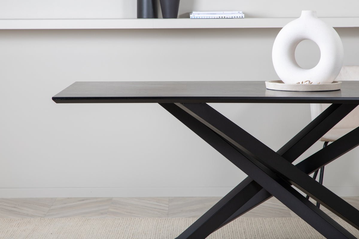Eettafel Aoraki - met moderne elegantie en strakke lijnen