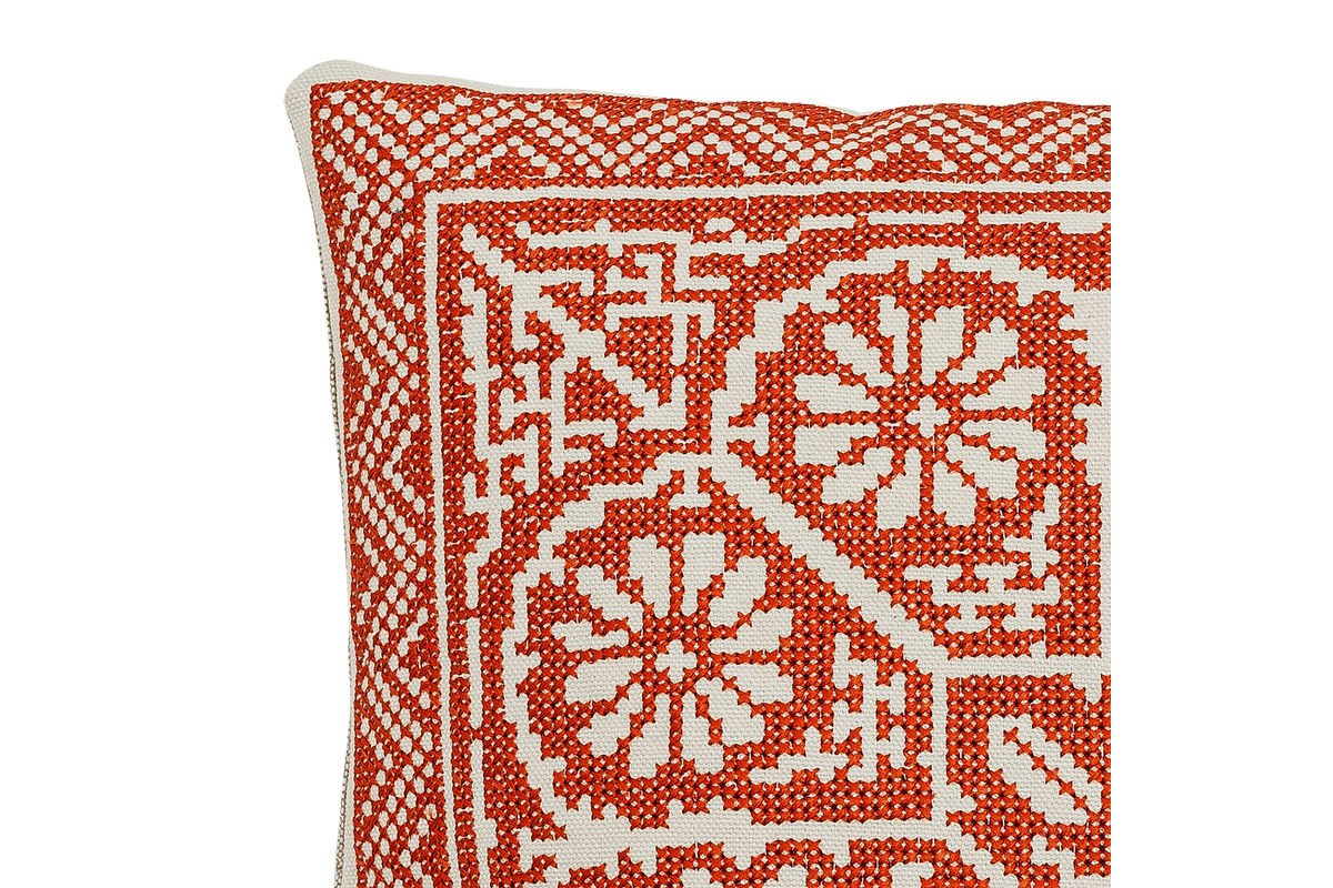 Sierkussen Toledo – Traditioneel borduurpatroon in roodtinten