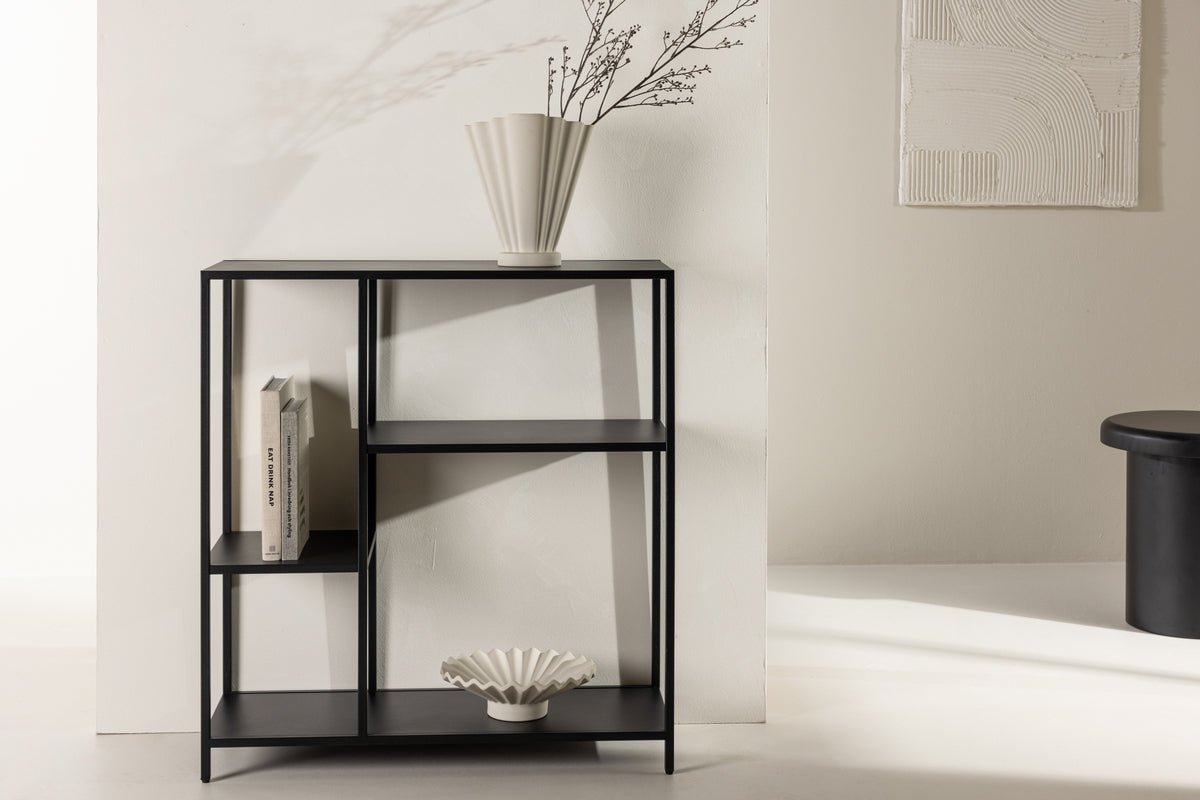 Bijzettafel Pinar – in Zwart met drie opbergniveaus