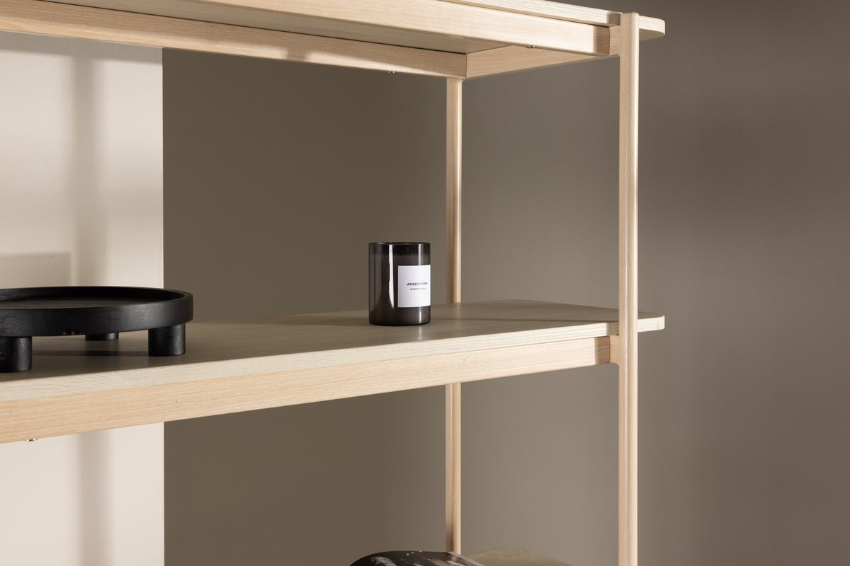 Regal Heim – hoog staand rek in Whitewash met 5 planken