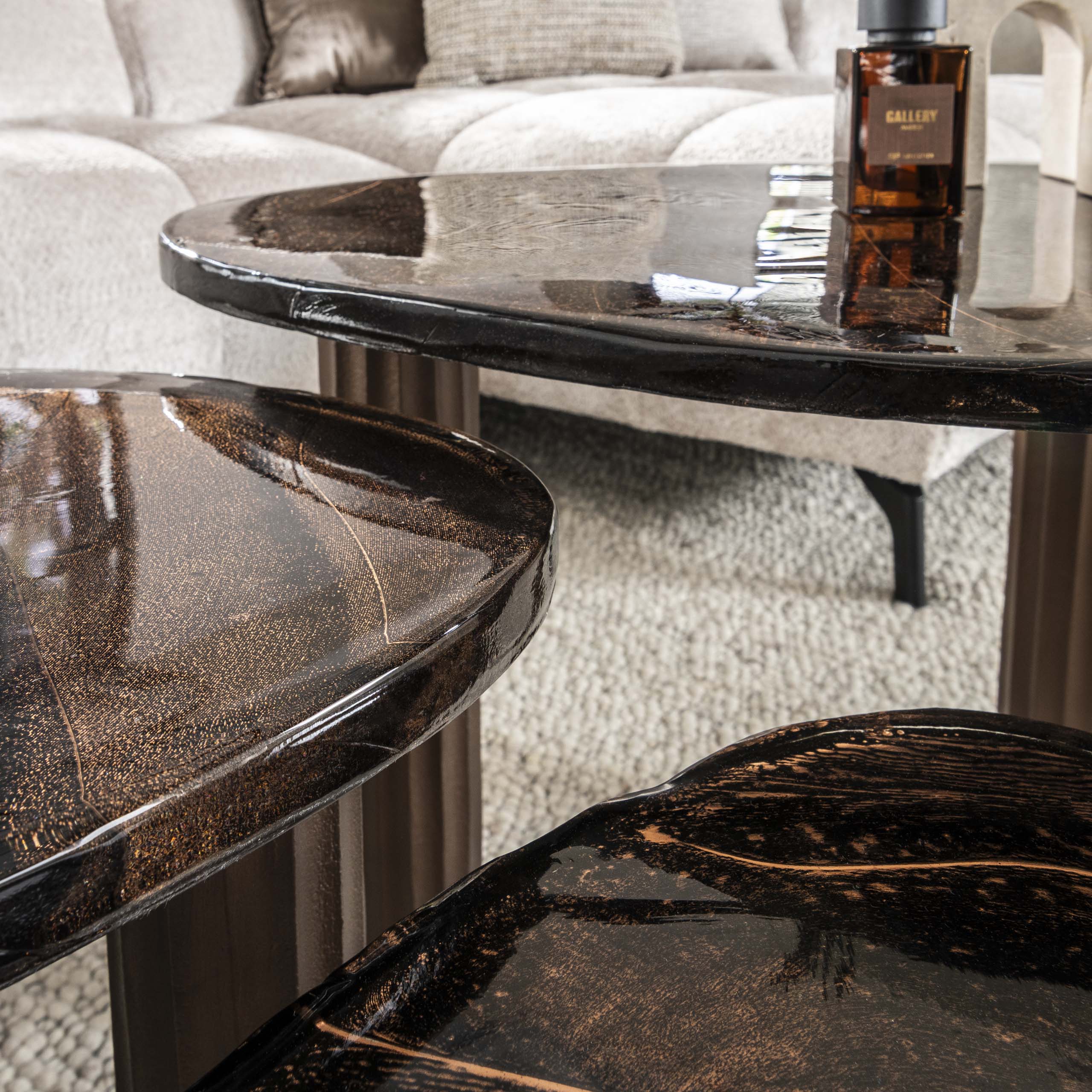 Salontafel Elysium - maat L in antiek koper of antiek goud met gegoten glas