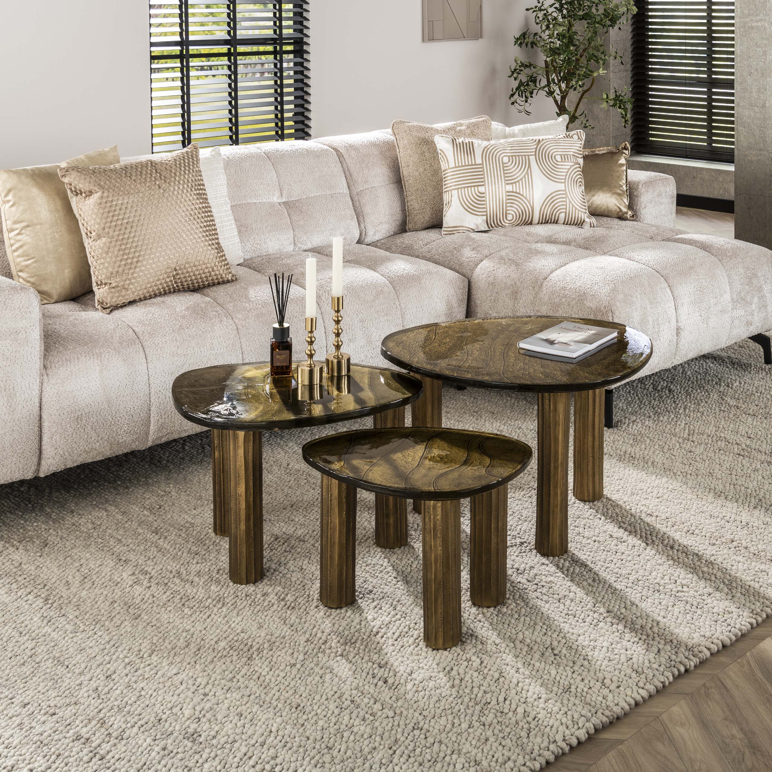 Salontafel Elysium - maat L in antiek koper of antiek goud met gegoten glas