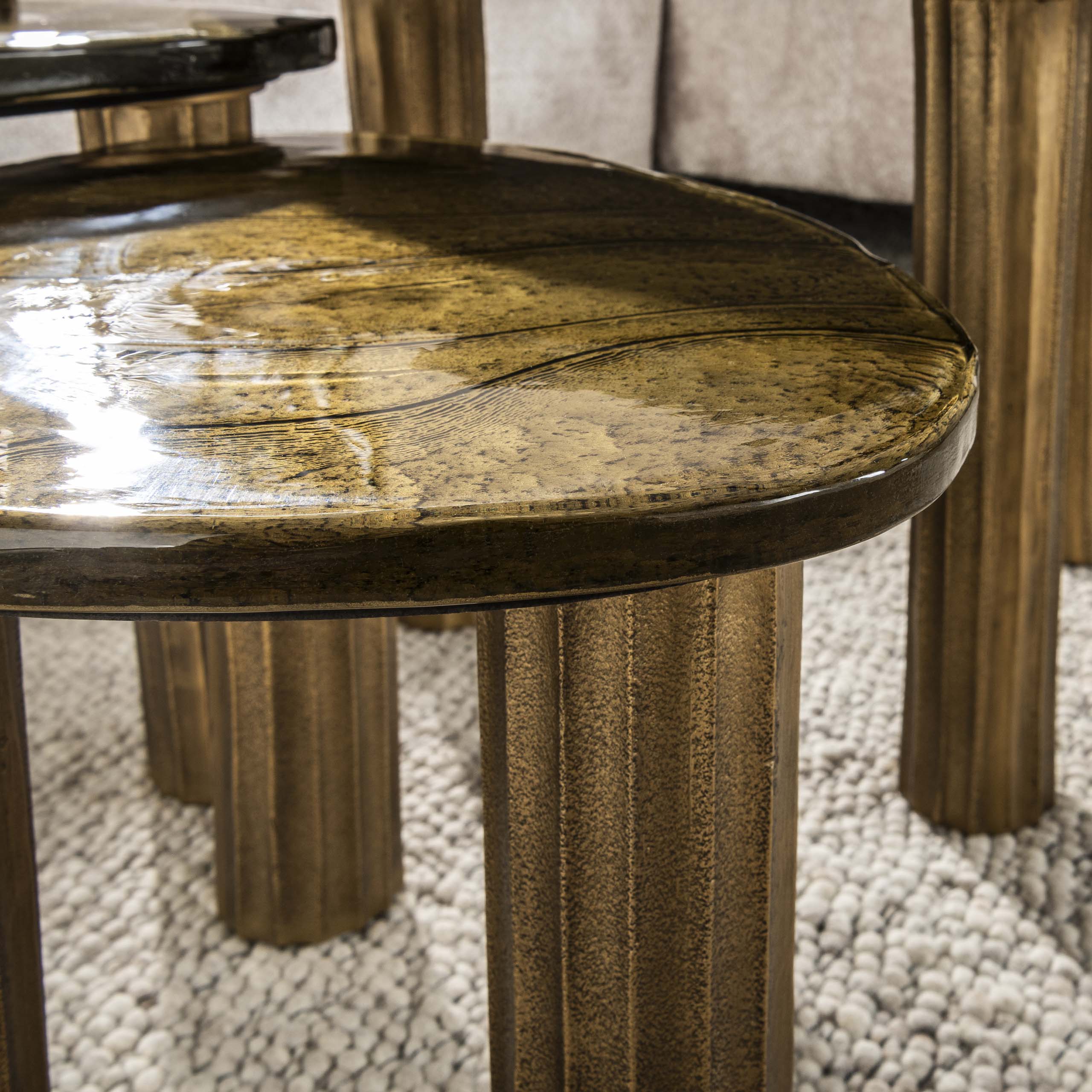 Salontafel Elysium - maat L in antiek koper of antiek goud met gegoten glas