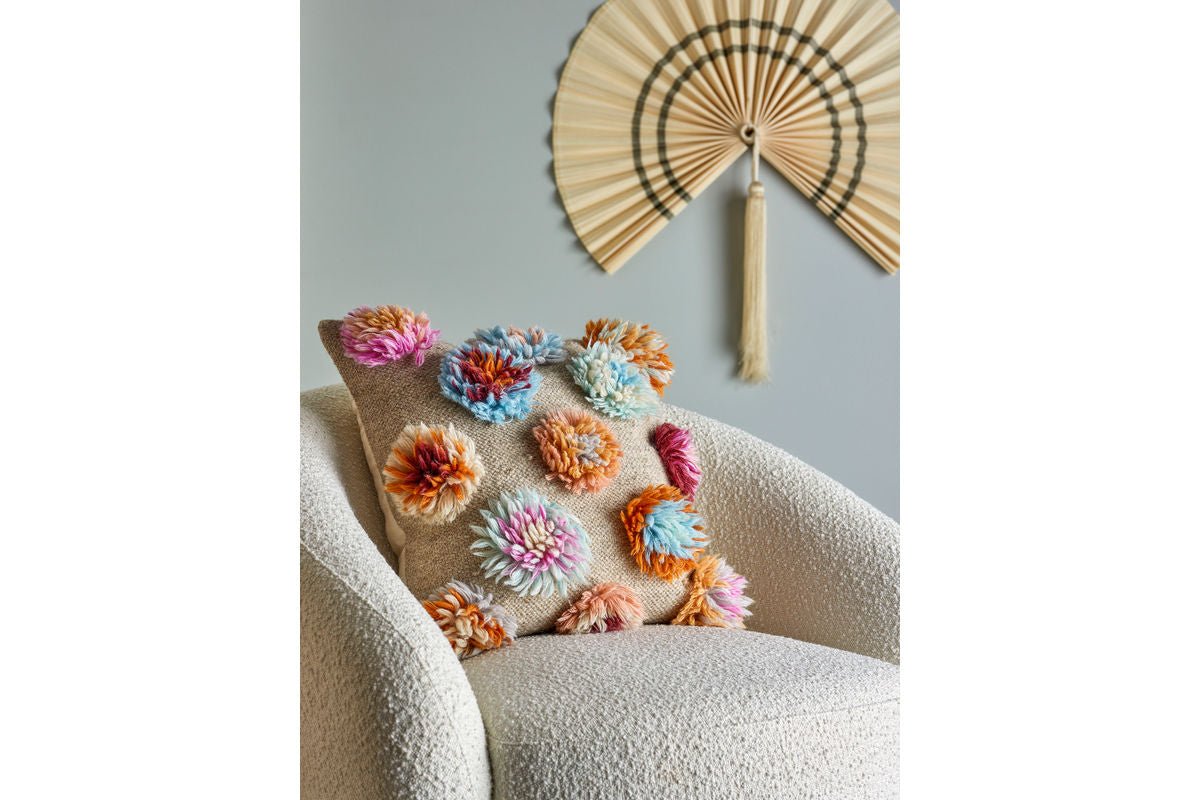 Sierkussen Florence – Getufte wollen bloemen in natuurlijke kleurenwereld