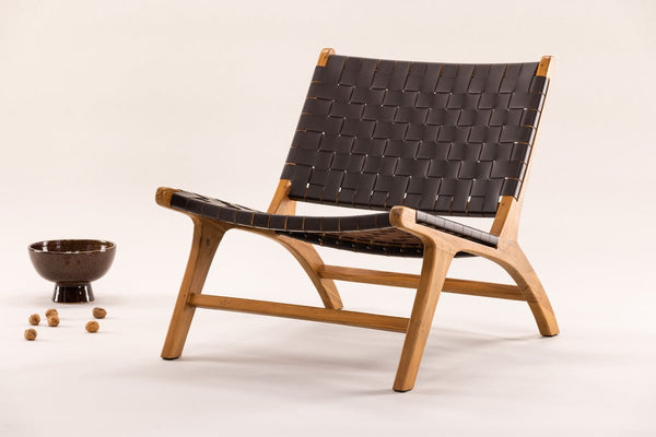 Designer lounge fauteuil Tevari – vlechtwerk van teak & lederlook bruin