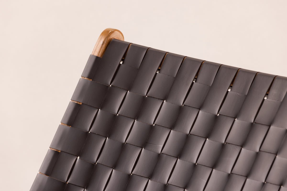 Designer lounge fauteuil Tevari – vlechtwerk van teak & lederlook bruin