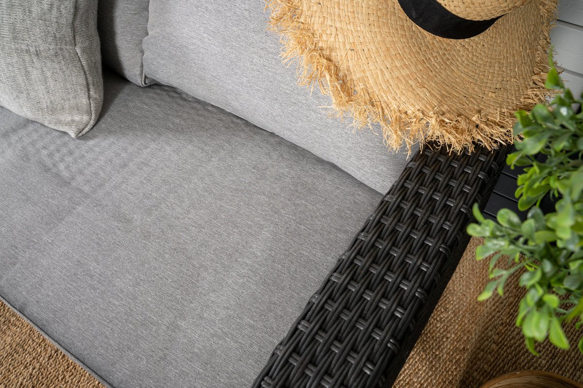 Tuin Loungeset Liventia – in twee kleuren van edelhout en kunstrotan