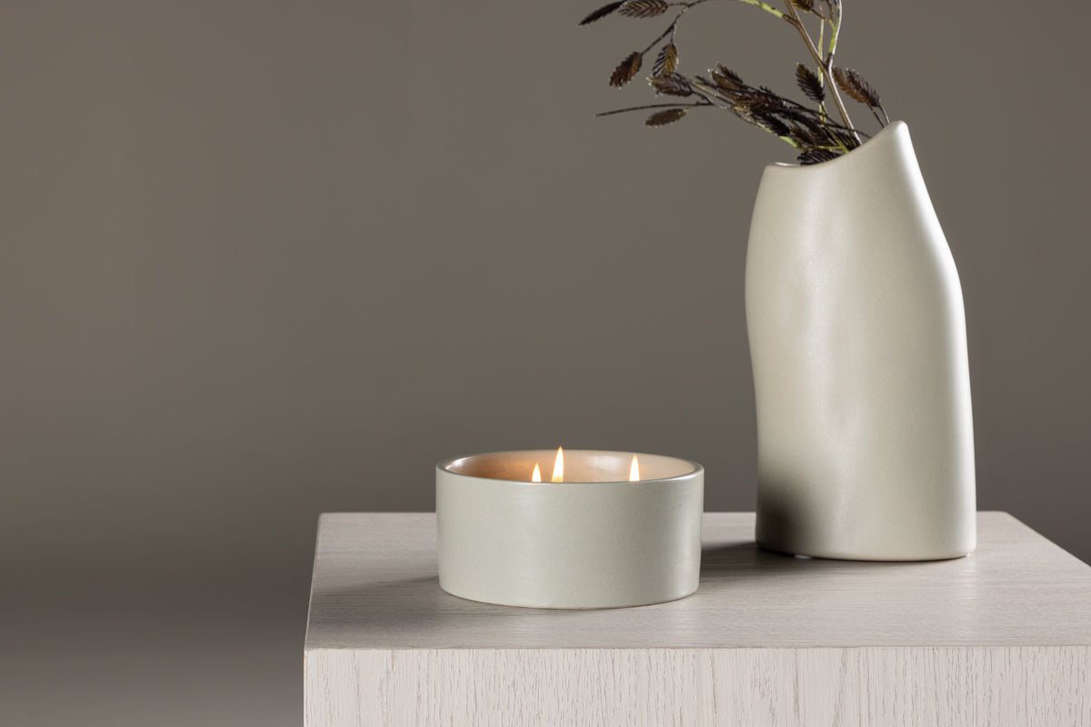 Geurkaars Liora – Stijlvolle kaars in keramische houder in Lichtgrijs