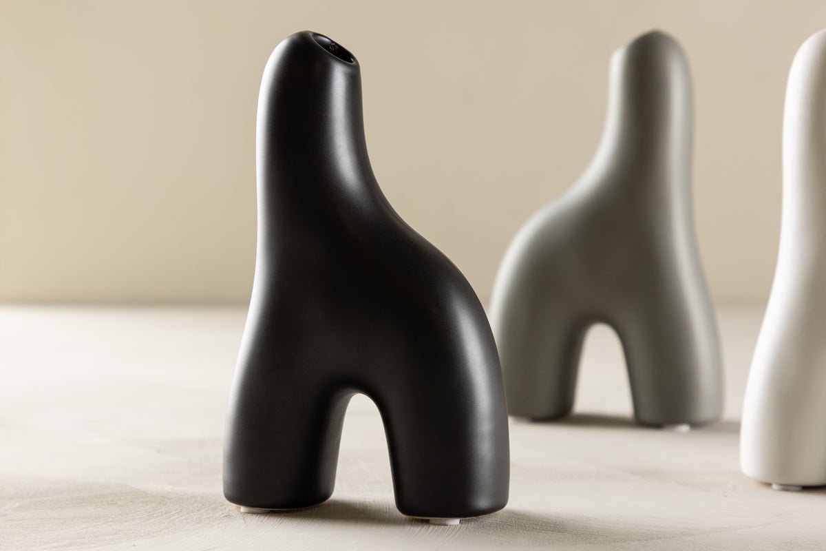 Vaas Noara 16 cm – Sculpturaal designobject van steengoed