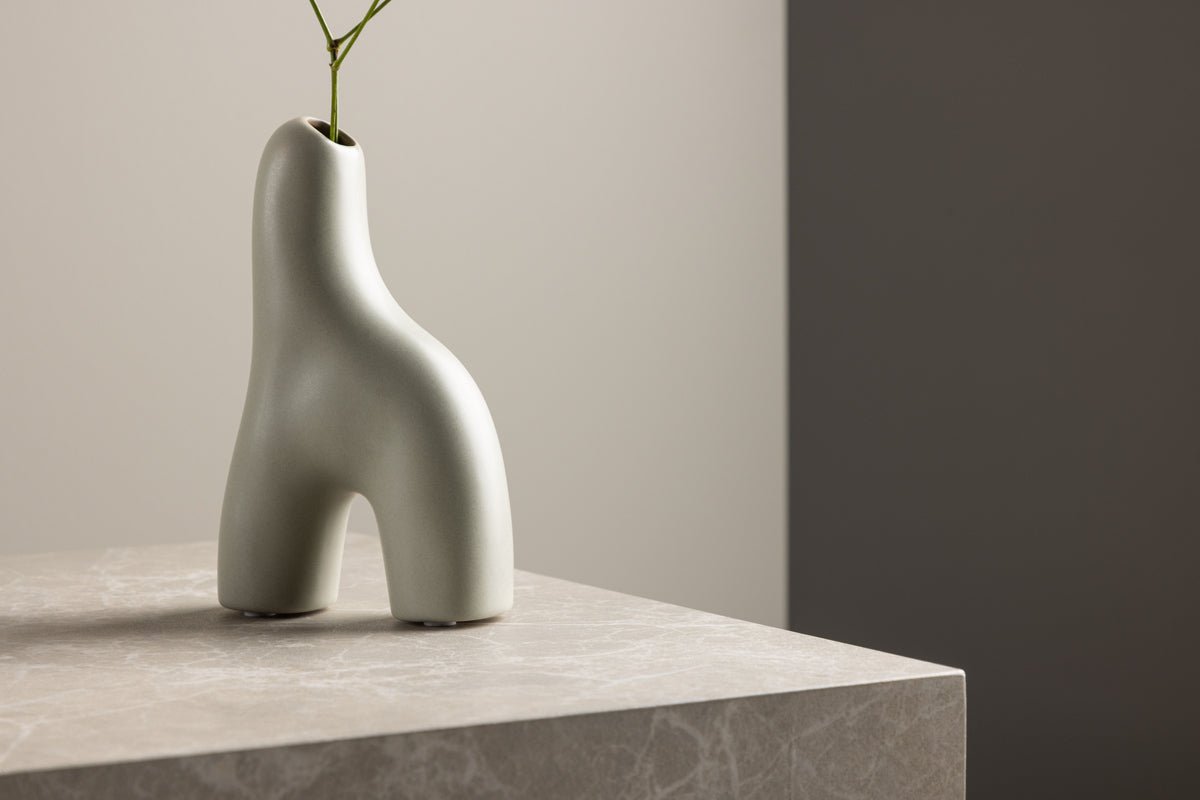 Vaas Noara 16 cm – Sculpturaal designobject van steengoed