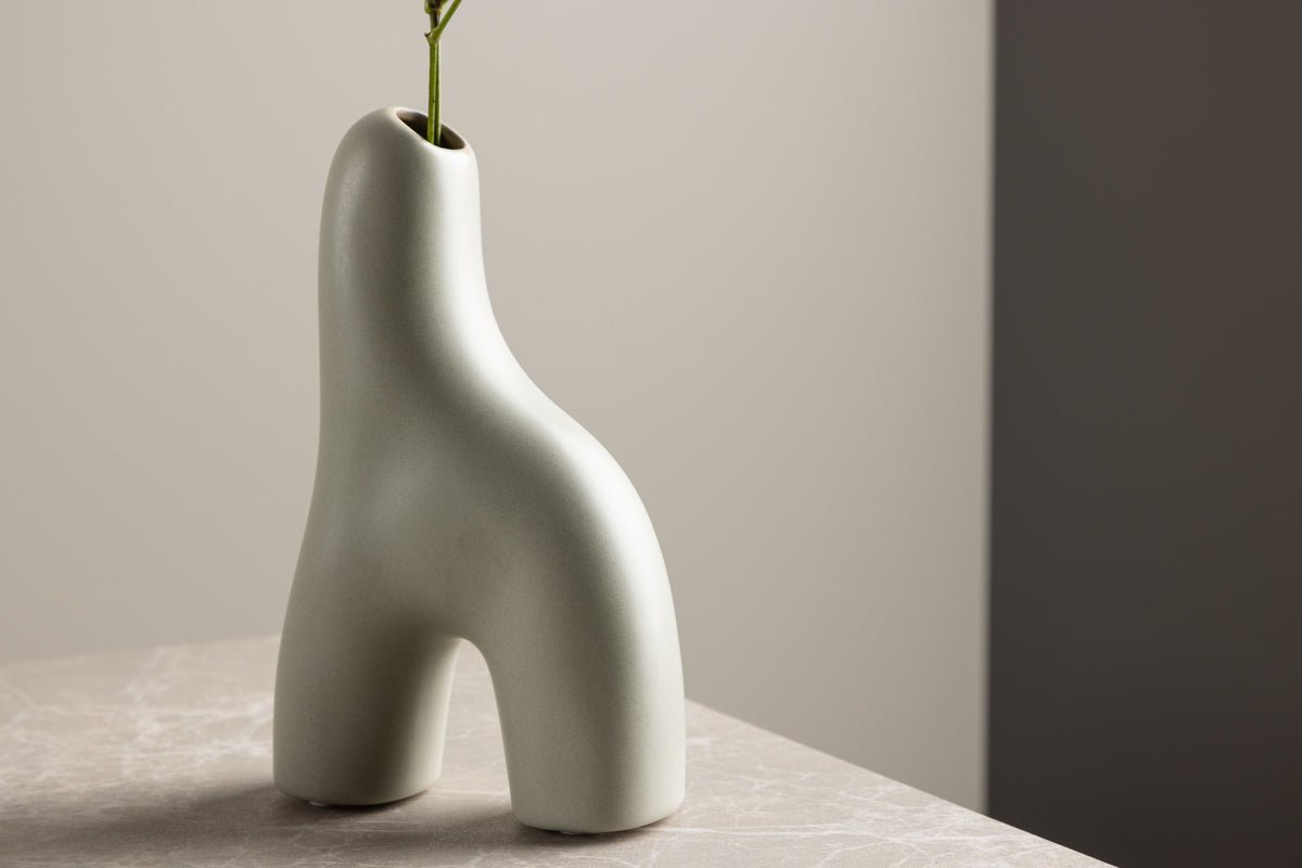 Vaas Noara 16 cm – Sculpturaal designobject van steengoed