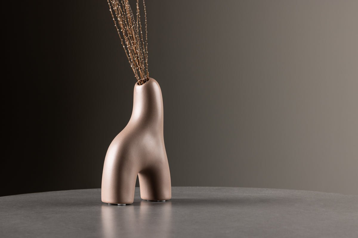 Vaas Noara 16 cm – Sculpturaal designobject van steengoed