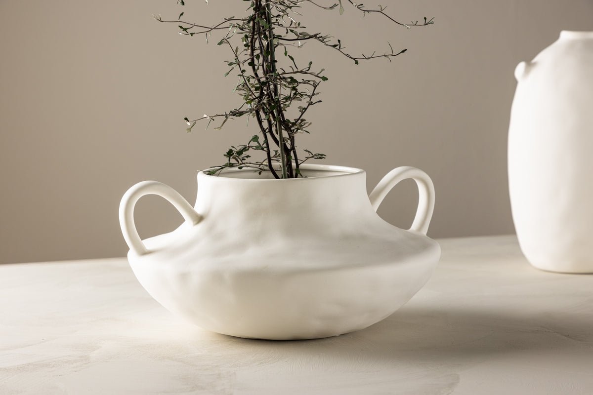 Bloempot Vian - in ronde vorm met opvallende lussen van keramiek