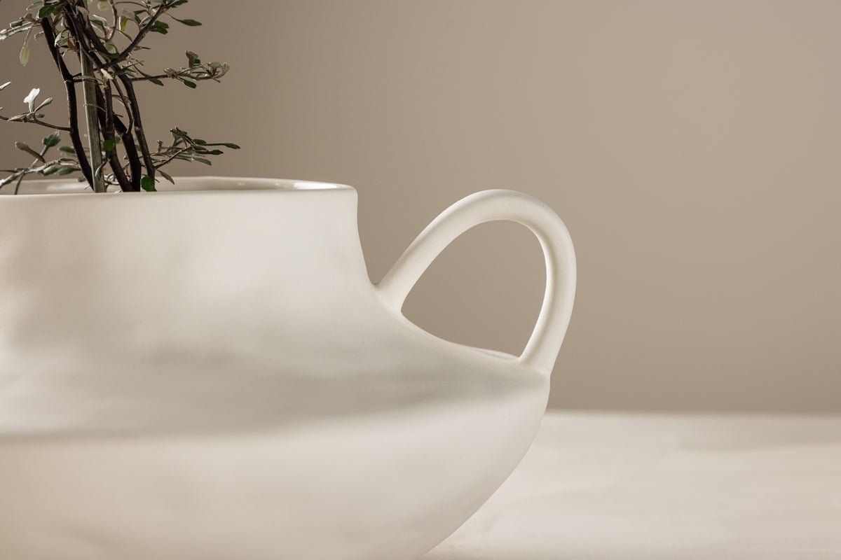 Bloempot Vian - in ronde vorm met opvallende lussen van keramiek