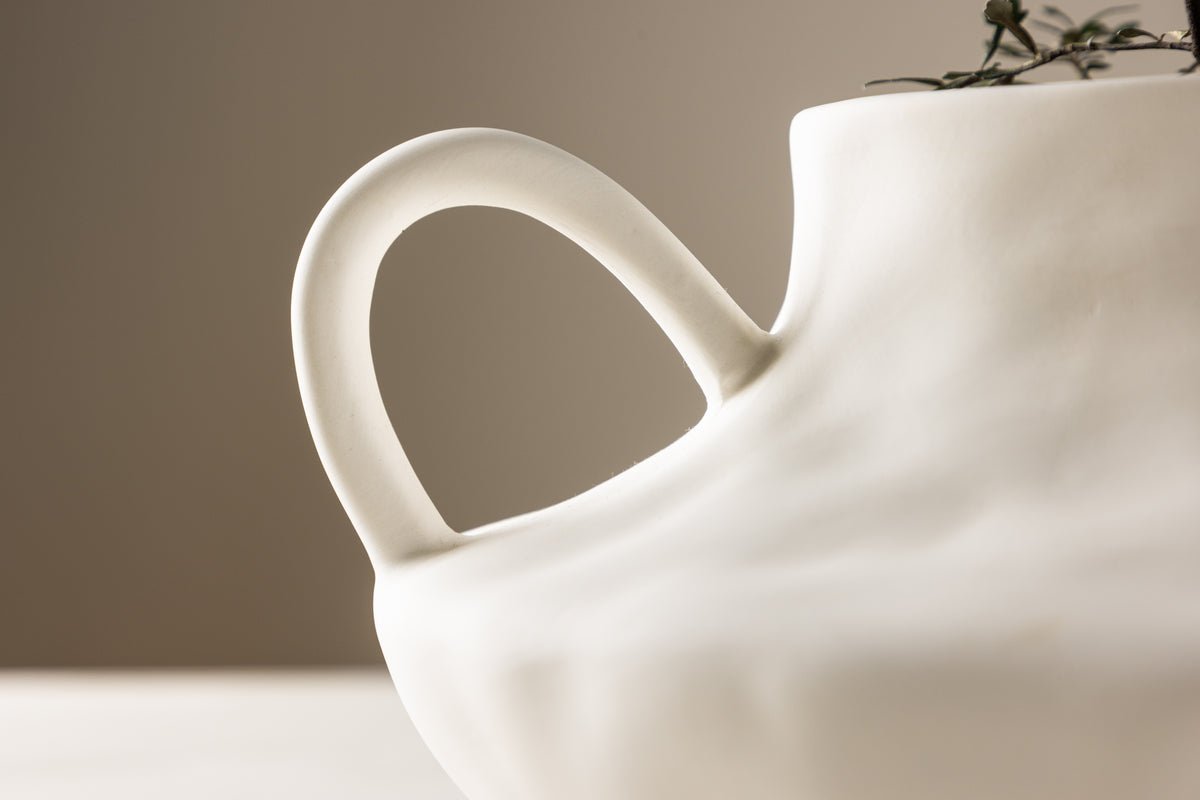 Bloempot Vian - in ronde vorm met opvallende lussen van keramiek