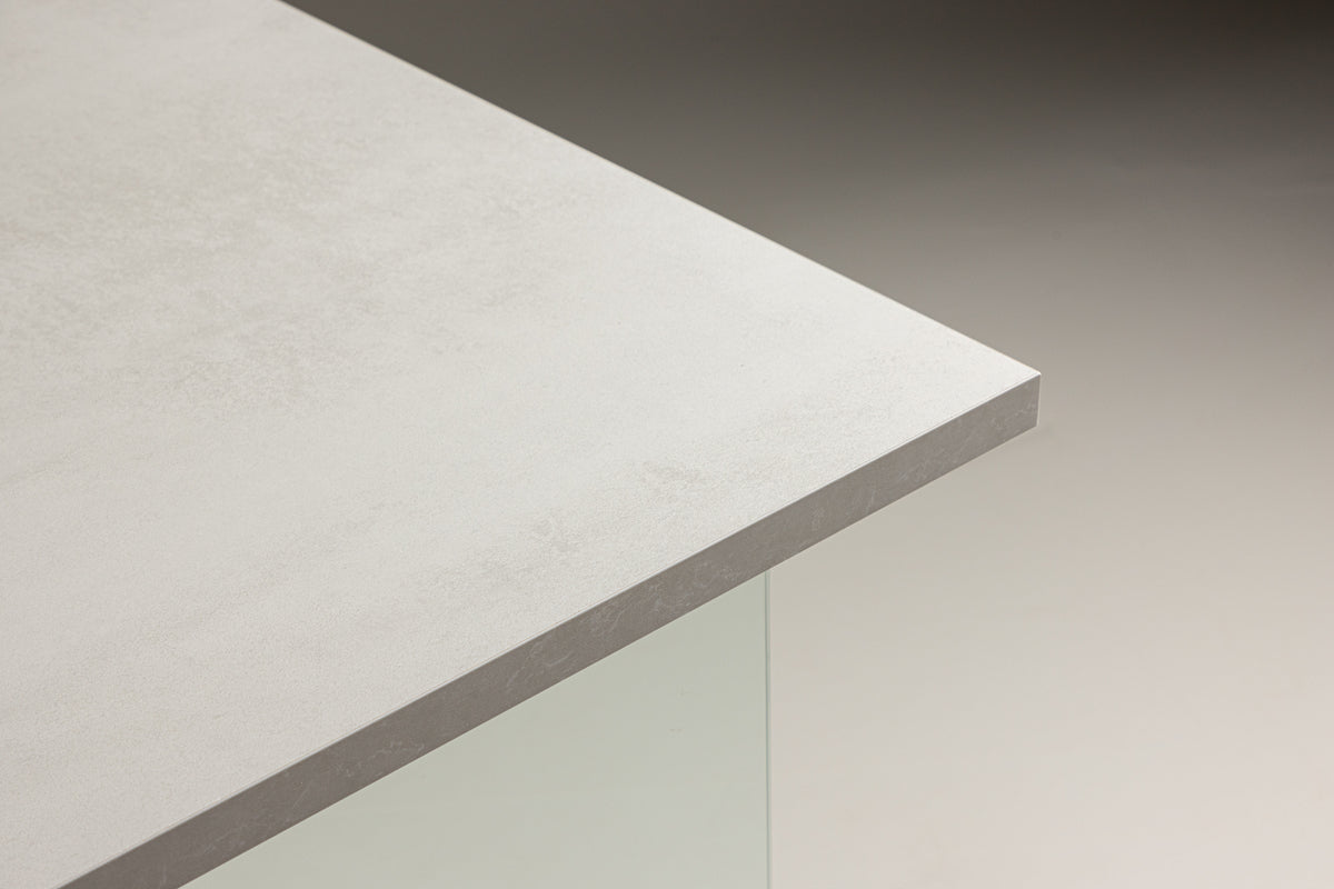 Eettafel Brevon - moderne eettafel op een glazen frame met lichtgrijs tafelblad