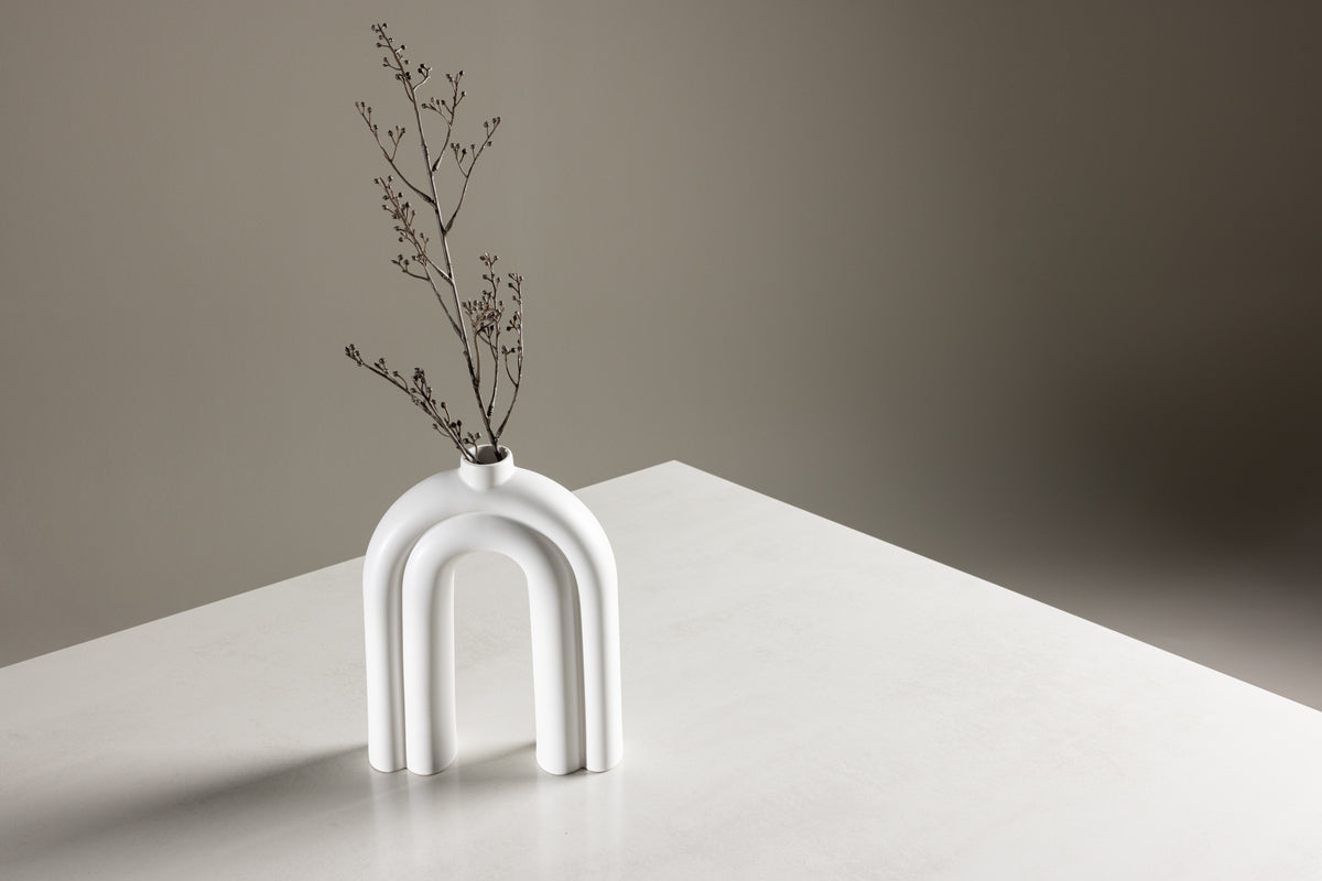 Eettafel Brevon - moderne eettafel op een glazen frame met lichtgrijs tafelblad