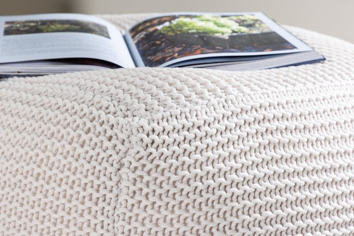 Bijzetkruk Nuvio – Ronde gebreide kruk in Wit