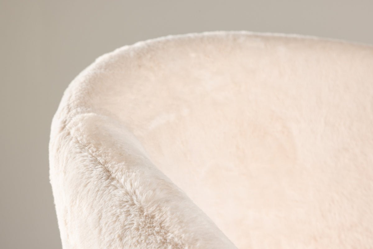 Fauteuil Wilma - met beige teddybekleding en zilverkleurige stalen poten