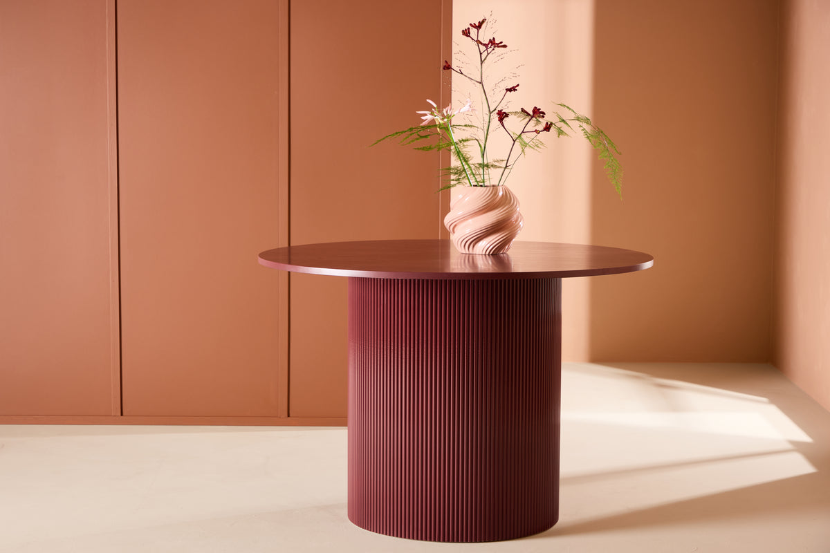 Eettafel Arden – Ronde eettafel in bordeauxrood (Ø 110 cm)