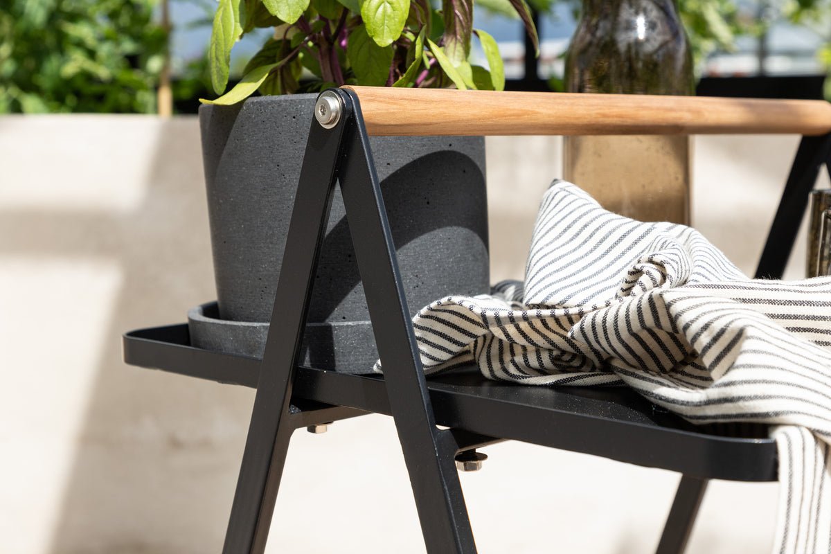 Gartentisch Moyo - een bijzettafel met een vierkante tafelblad en een handvat van teakhout