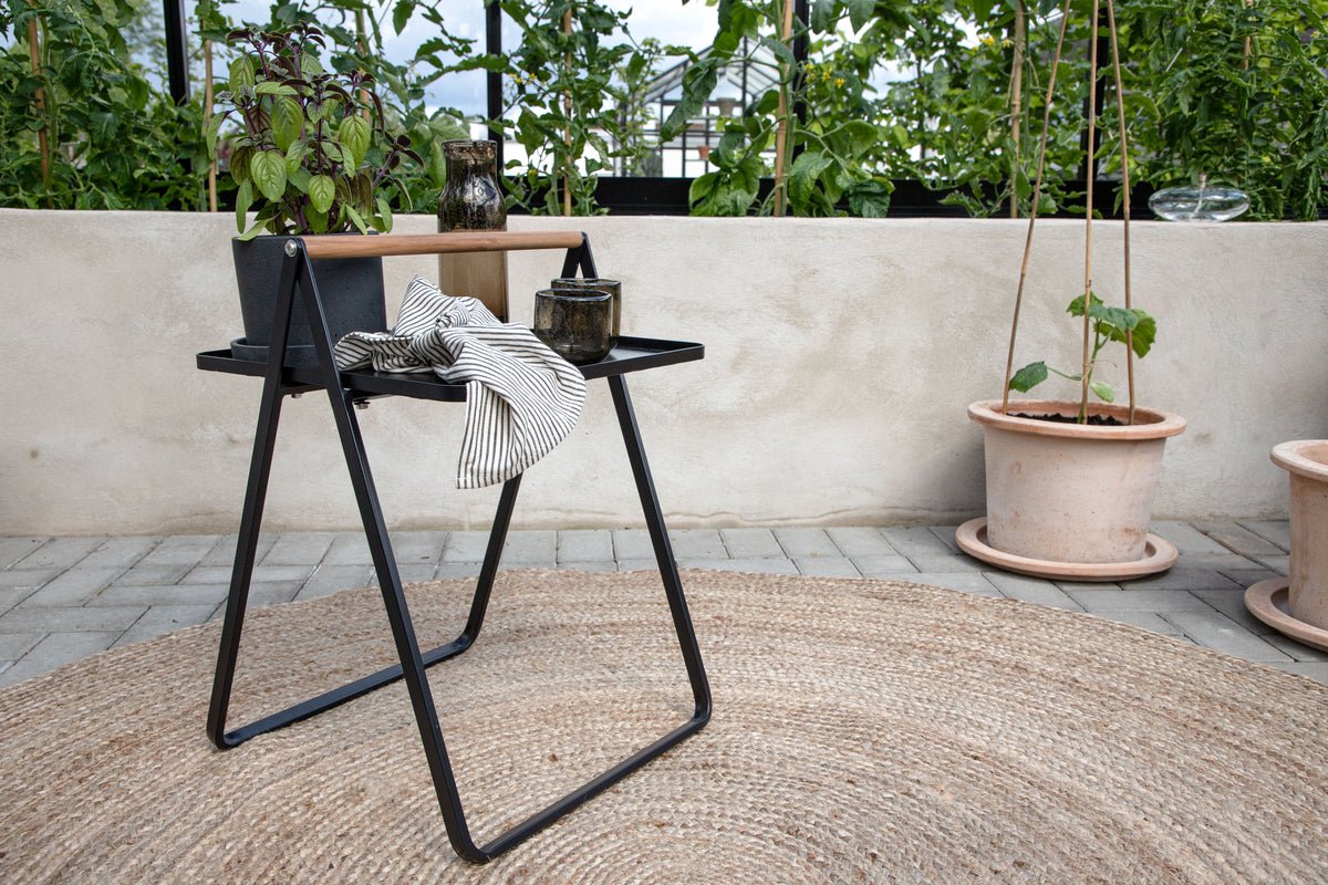 Gartentisch Moyo - een bijzettafel met een vierkante tafelblad en een handvat van teakhout