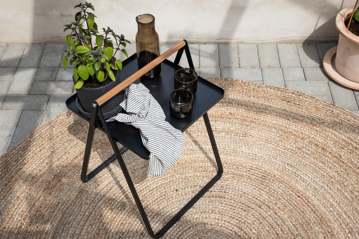 Gartentisch Moyo - een bijzettafel met een vierkante tafelblad en een handvat van teakhout