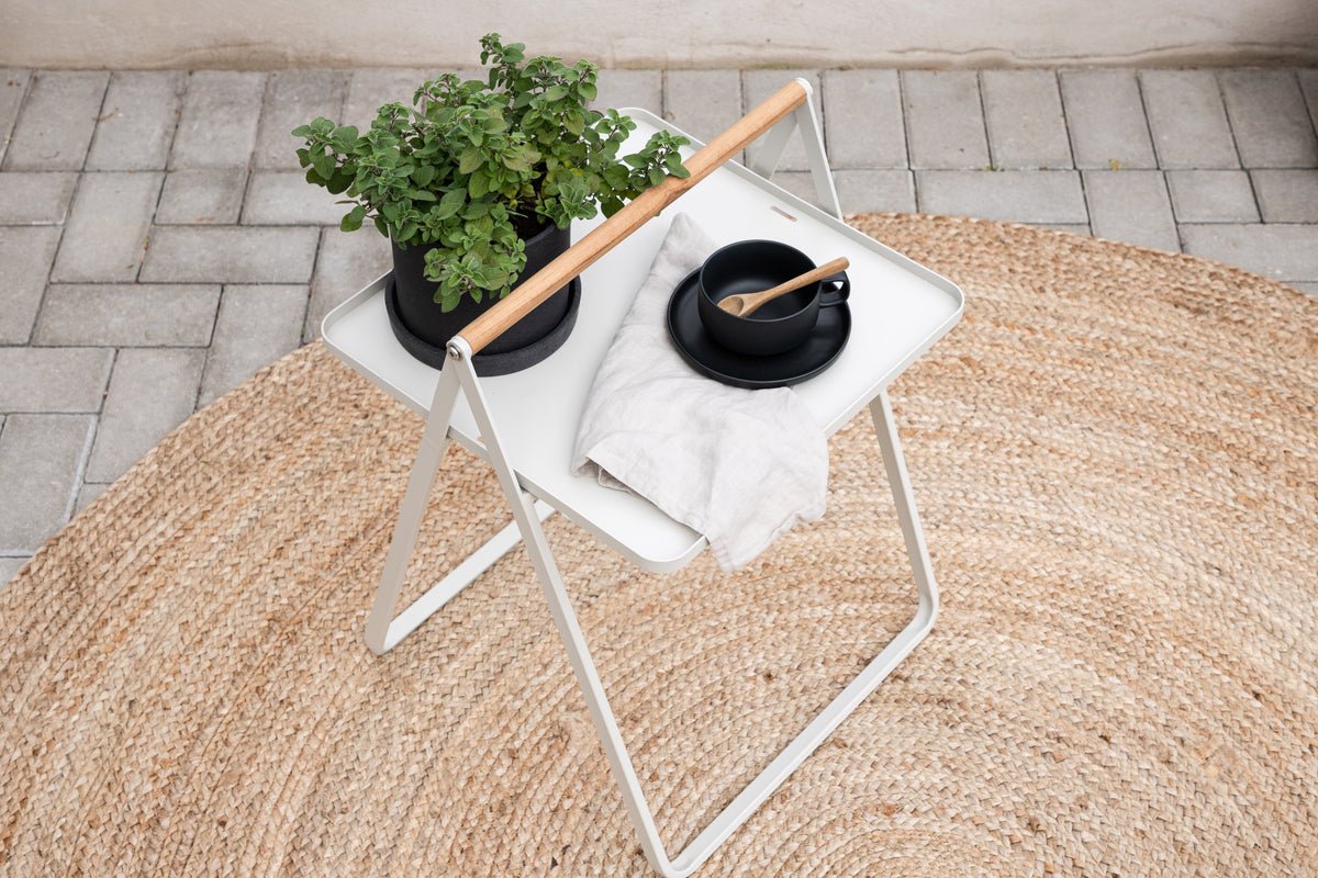 Gartentisch Moyo - een bijzettafel met een vierkante tafelblad en een handvat van teakhout