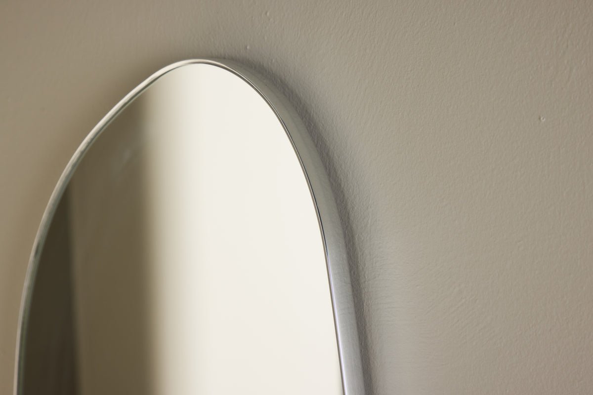 Spiegel Huevo – met zilveren aluminium frame