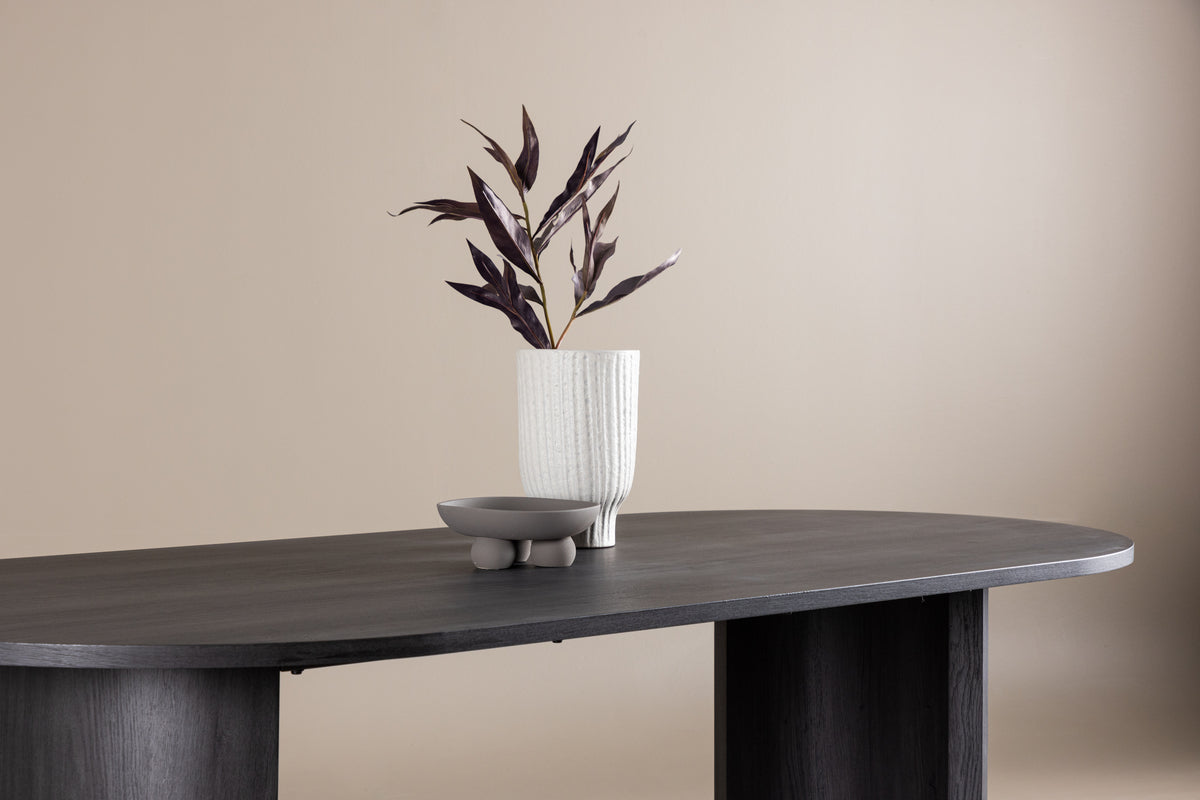 Eettafel Veyla - een ovale eettafel in elegant Zwart