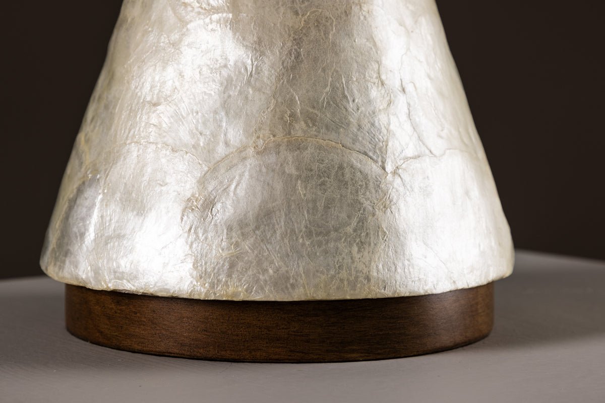 Tafellamp „Pyramidea“ – Elegant design van Capiz & Jute in Lichtgrijs