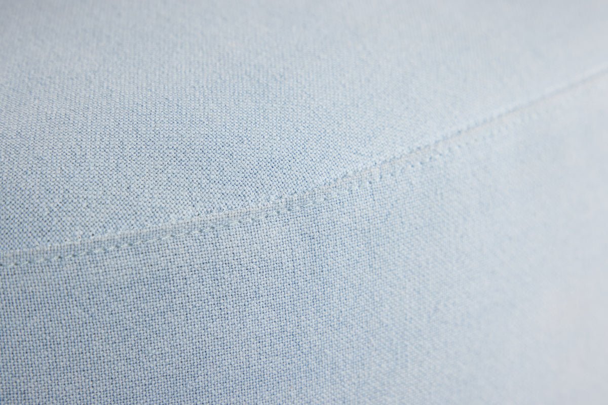 Fauteuil Bobby - Lichtblauwe eenpersoonsstoel in berkenhout